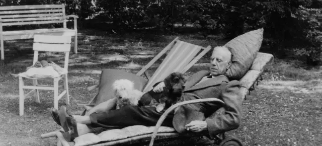 Canaris mit Hunden im Garten 1939