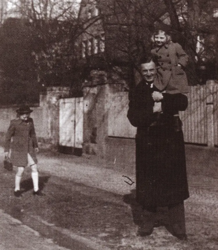 Cäsar von Hofacker mit seinen Töchtern in der Niklasstraße